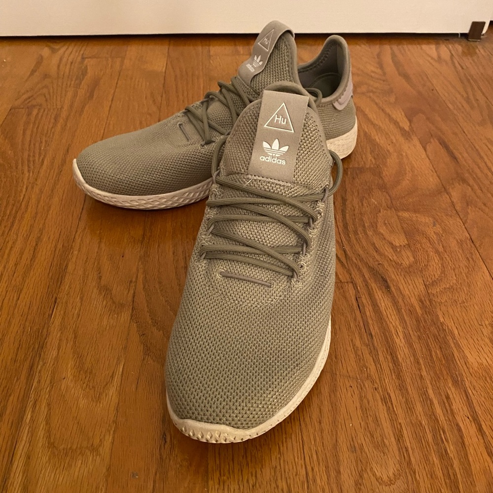 adidas Originals Men's Pharrell Williams Tennis Hu Running Shoe, Size 9